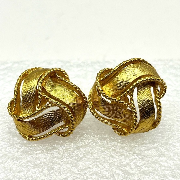 Napier Gold Tone Love Knot Earrings Signed  Clip on Earrings - Picture 1 of 12